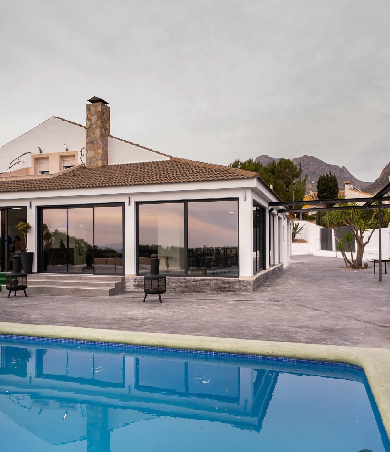 Instalaciones del retiro Amaroo en Alicante - Espacios amplios para dinámicas grupales de coaching